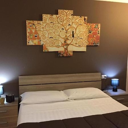 Hotel Ded 1 Parma Bagian luar foto
