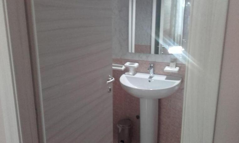 Hotel Ded 1 Parma Bagian luar foto